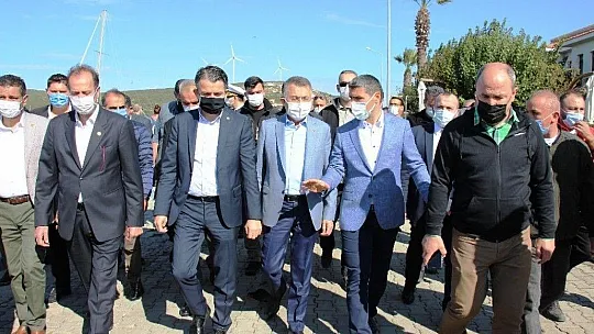 Cumhurbaşkanı yardımcısı Oktay, tsunamiyi gözyaşları içinde anlatan kadını teselli etti