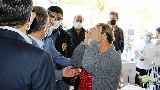 Cumhurbaşkanı yardımcısı Oktay, tsunamiyi gözyaşları içinde anlatan kadını teselli etti