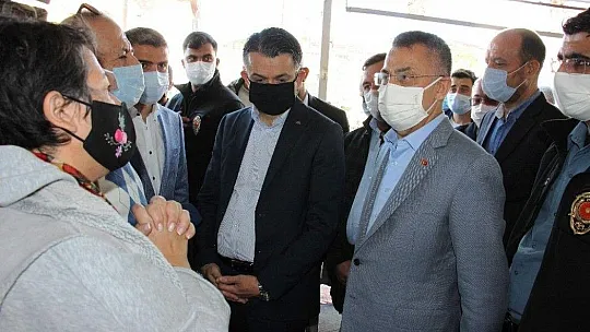 Cumhurbaşkanı yardımcısı Oktay, tsunamiyi gözyaşları içinde anlatan kadını teselli etti