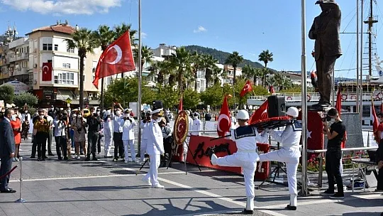 Cumhuriyet Bayramının 97.yılında Marmaris'te çelenk sunma töreni yapıldı