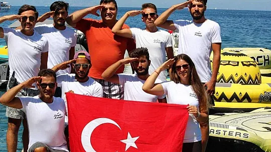 30 Ağustos Zafer Bayramı deniz altında kutlandı