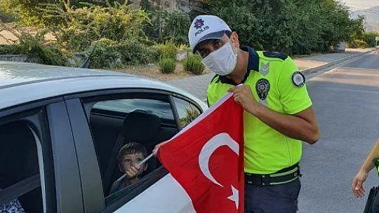 Dalaman Polisi Türk Bayrağı Dağıttı