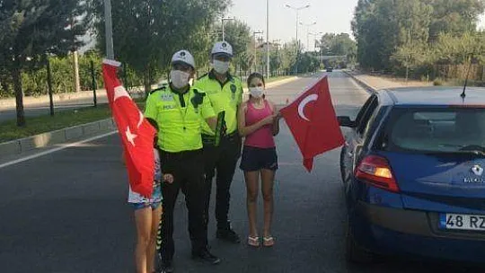 Dalaman Polisi Türk Bayrağı Dağıttı