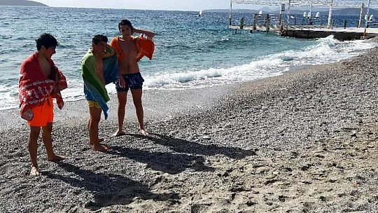 Dalgalara aldırış etmeden denize girdiler