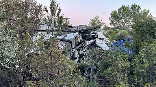 Damacana yüklü tır devrildi: 1 yaralı