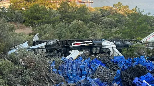 Damacana yüklü tır devrildi: 1 yaralı