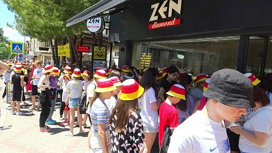 Dans için gelen öğrenciler, tarihi arastayı gezdiler