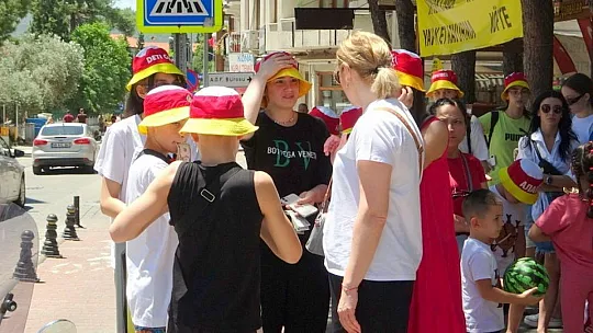 Dans için gelen öğrenciler, tarihi arastayı gezdiler