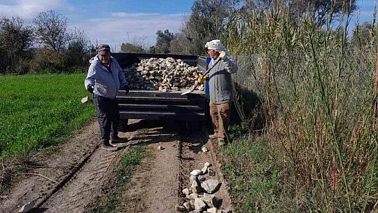 DATÇA BELEDİYESİ'NDEN ÜMİTLERİNİ KESEN KÖYLÜLER KENDİ YOLLARINI KENDİLERİ YAPMAYA BAŞLADI