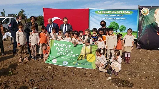 Datça'da bin adet fidan toprakla buluştu