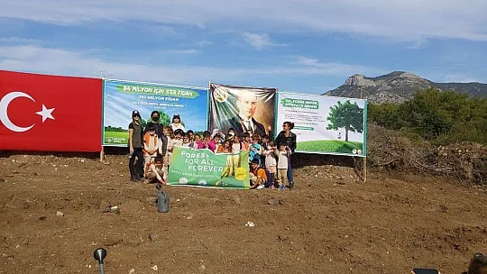 Datça'da bin adet fidan toprakla buluştu