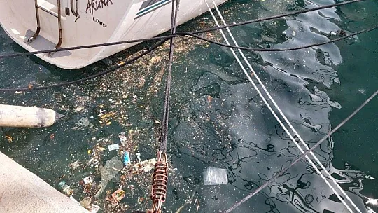 Datça'da deniz yüzeyindeki kirlilik göze çarpıyor