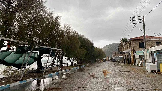 DATÇA'DA FIRTINA RESTORANIN PLATFORMUNU ÇÖKERTTİ