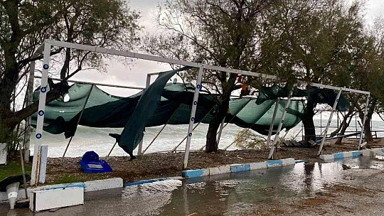 DATÇA'DA FIRTINA RESTORANIN PLATFORMUNU ÇÖKERTTİ