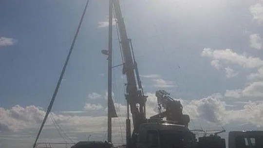 Datça'da fırtına sonrası tekne karaya oturdu