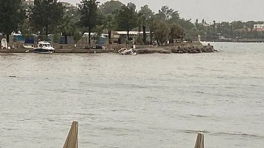 Datça'da fırtınaya dayanamayan bir tekne battı
