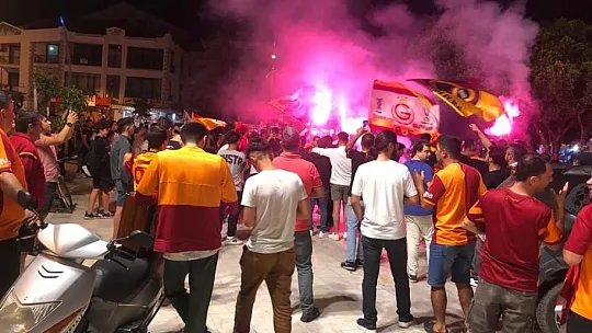 Galatasaraylılar şampiyonluğu doyasıya kutladı