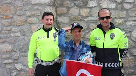 Datça'da polisin Karagöz ve Hacivat oyunu öğrencilerden büyük alkış aldı