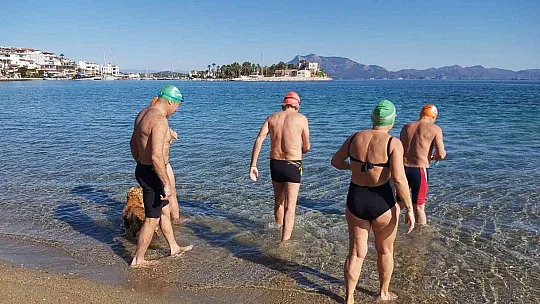 Datça Kış Yüzme Maratonu'na yüzerek davet ettiler