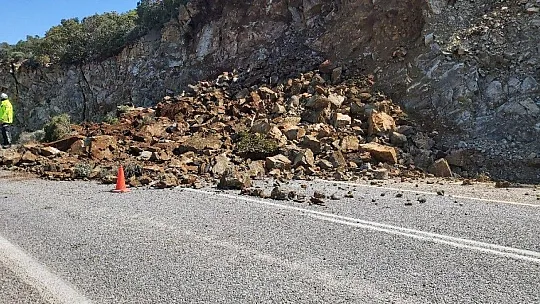 Datça-Marmaris karayolunda heyelan meydana geldi
