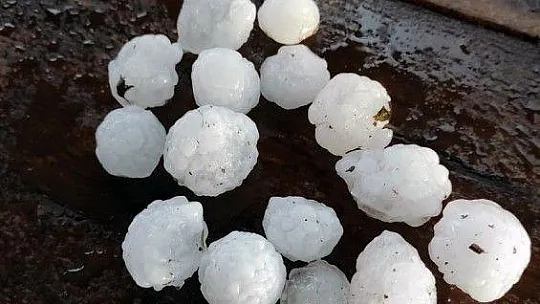 Datça'ya fındık büyüklüğünde dolu yağdı