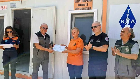 Yangın gönüllülerine sertifika ve kıyafet