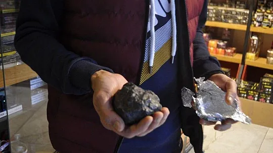 Dedesi ceviz kırıyordu, göktaşı olduğunu iddia etti