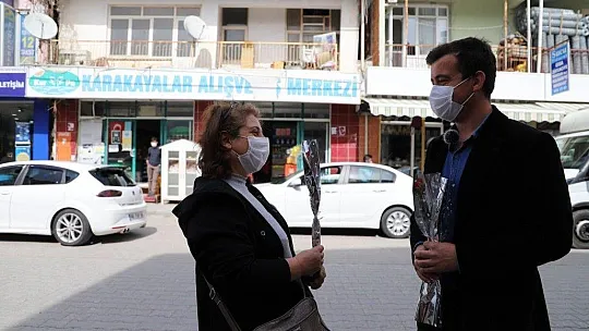 AK Parti Seydikemer İlçe Gençlik Kolları 8 Mart dolayısıyla karanfil dağıttı