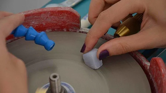 Değerli taşlar genç mühendisin elinde hayat buluyor