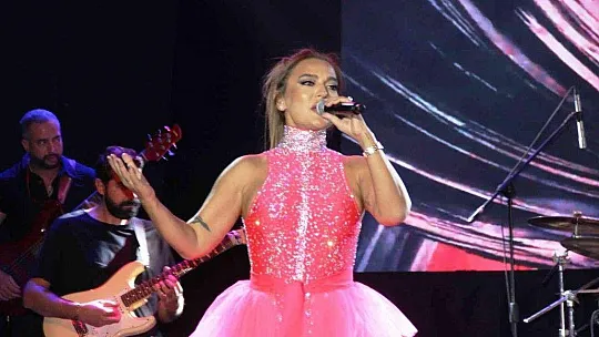 Demet Akalın'dan Gülben Ergen'e şok sözler: 'Ben kendi paramla okul yaptırıyorum Gülben Ergen gibi milletten para toplamıyorum'