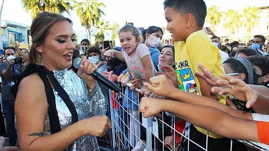 Demet Akalın'dan yangın bölgesinde konser