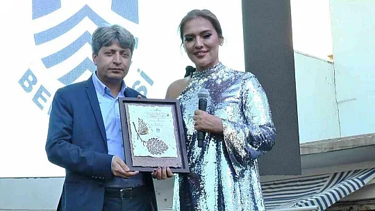 Demet Akalın'dan yangın bölgesinde konser