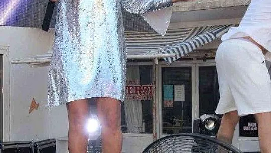 Demet Akalın'dan yangın bölgesinde konser