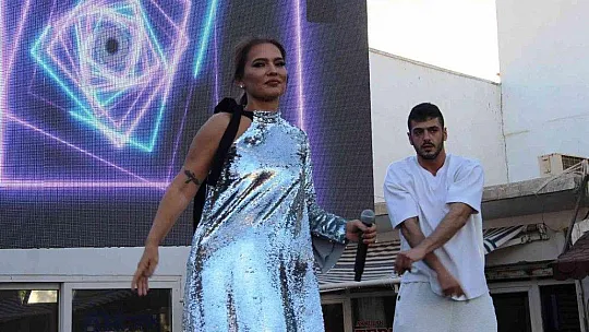 Demet Akalın'dan yangın bölgesinde konser