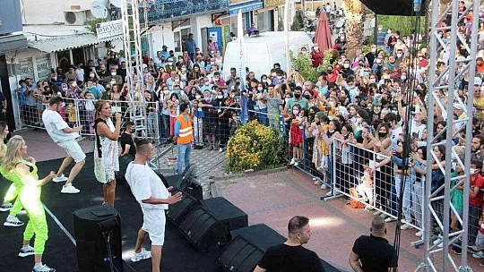 Demet Akalın'dan yangın bölgesinde konser