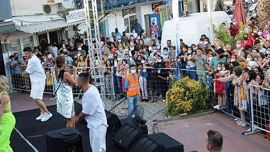 Demet Akalın'dan yangın bölgesinde konser