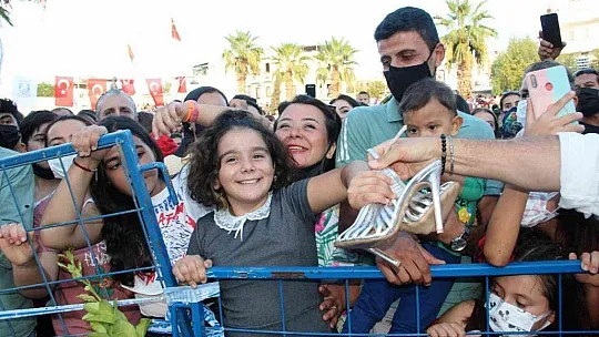 Demet Akalın'dan yangın bölgesinde konser