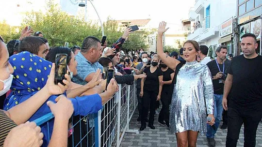 Demet Akalın'dan yangın bölgesinde konser
