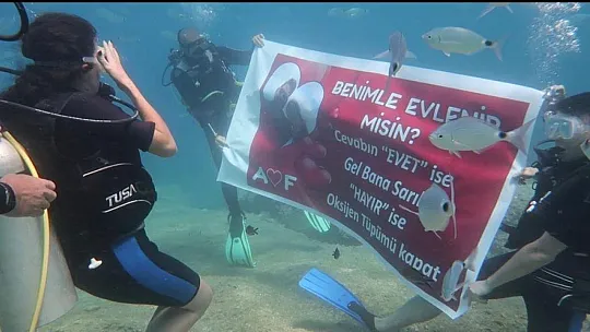 Deniz altında afişli evlilik teklifi