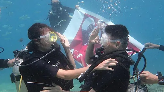 Deniz altında afişli evlilik teklifi