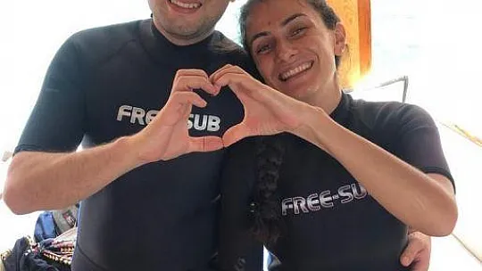 Deniz altında afişli evlilik teklifi