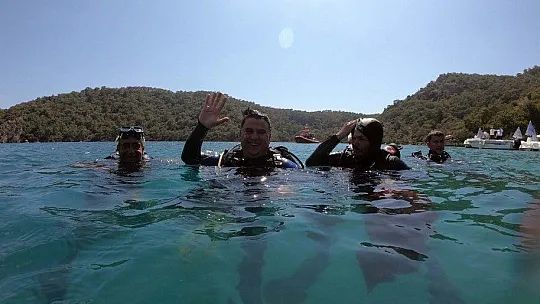 Dalgıç başkandan deniz dibi temizliği