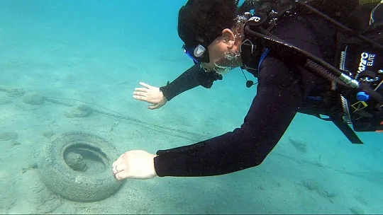 Dalgıç başkandan deniz dibi temizliği