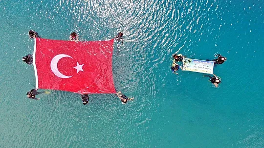 Dalgıç başkandan deniz dibi temizliği
