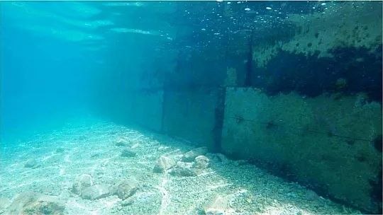Deniz dibindeki duvarlar gün yüzüne çıktı