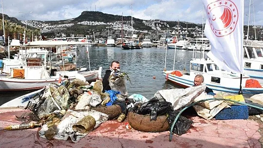 Deniz dibinden tonlarca çöp çıktı