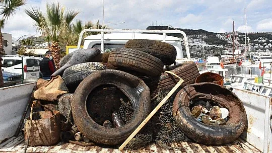 Deniz dibinden tonlarca çöp çıktı