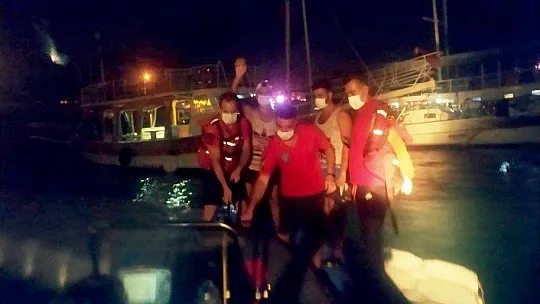 Deniz kıyısında mahsur kalan tatilcileri JÖAK ve JAK kurtardı