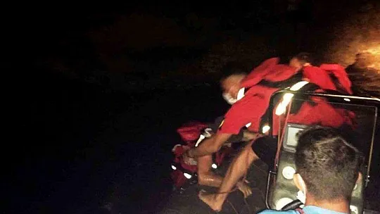Deniz kıyısında mahsur kalan tatilcileri JÖAK ve JAK kurtardı