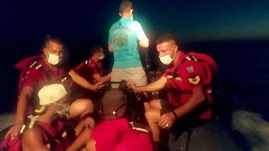 Deniz kıyısında mahsur kalan tatilcileri JÖAK ve JAK kurtardı